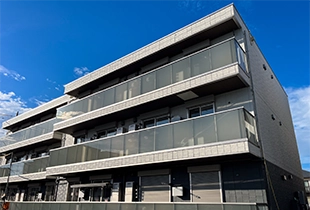 寮の外観と青空（即日入寮可能をイメージ）