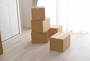 スーツ姿の男性スタッフ（マンツーマンサポートをイメージ）